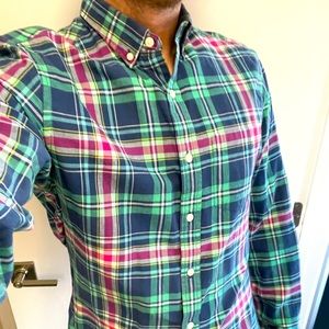 Men’s medium collared button down